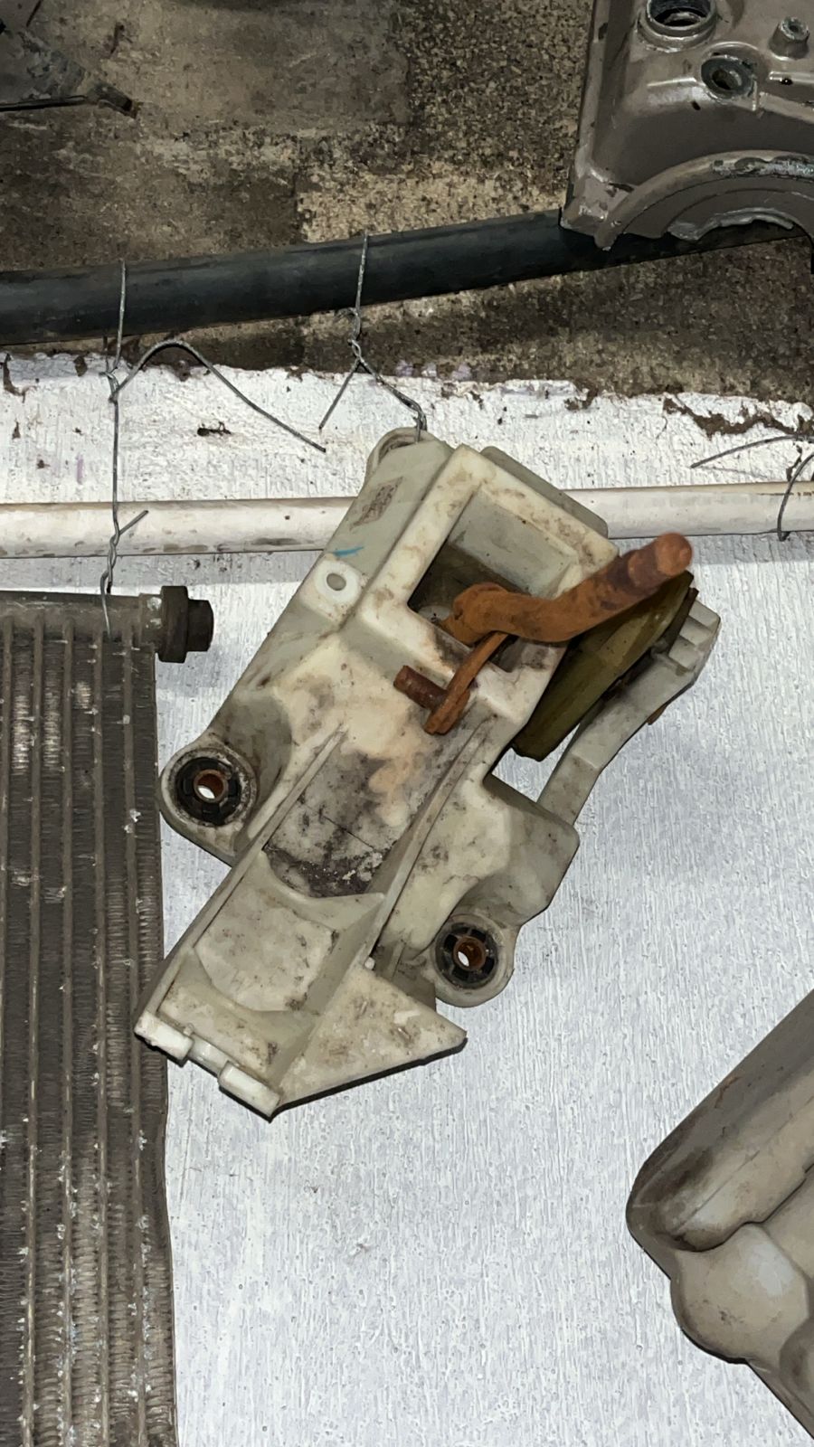 Base de palanca de cambios usada original para Honda Civic 2001–2005, en excelente estado funcional. Ideal para reemplazar una dañada y recuperar el cambio suave y preciso del vehículo.
✔ Pieza 100% original
✔ Compatible con modelos 2001, 2002, 2003, 2004 y 2005
✔ Sin reparaciones ni adaptaciones
✔ Lista para instalar
Entrega inmediata en Guatemala.
📲 WhatsApp 42853315