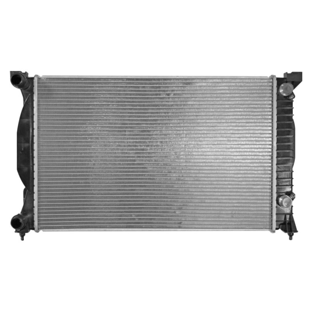 Radiador de agua de alta eficiencia para Audi A4 y Audi A4 Quattro, compatible con motores 1.8 Turbo y 2.0 Turbo, tanto transmisión automática como mecánica (AT/MT), modelos del 2002 al 2008. Diseñado para mantener la temperatura ideal del motor, evitando sobrecalentamientos y garantizando un rendimiento estable.
Fabricado con núcleo de aluminio y tanques reforzados tipo OEM, ofrece ajuste perfecto, excelente disipación de calor y larga durabilidad. Ideal para reemplazar radiadores con fugas, obstrucciones