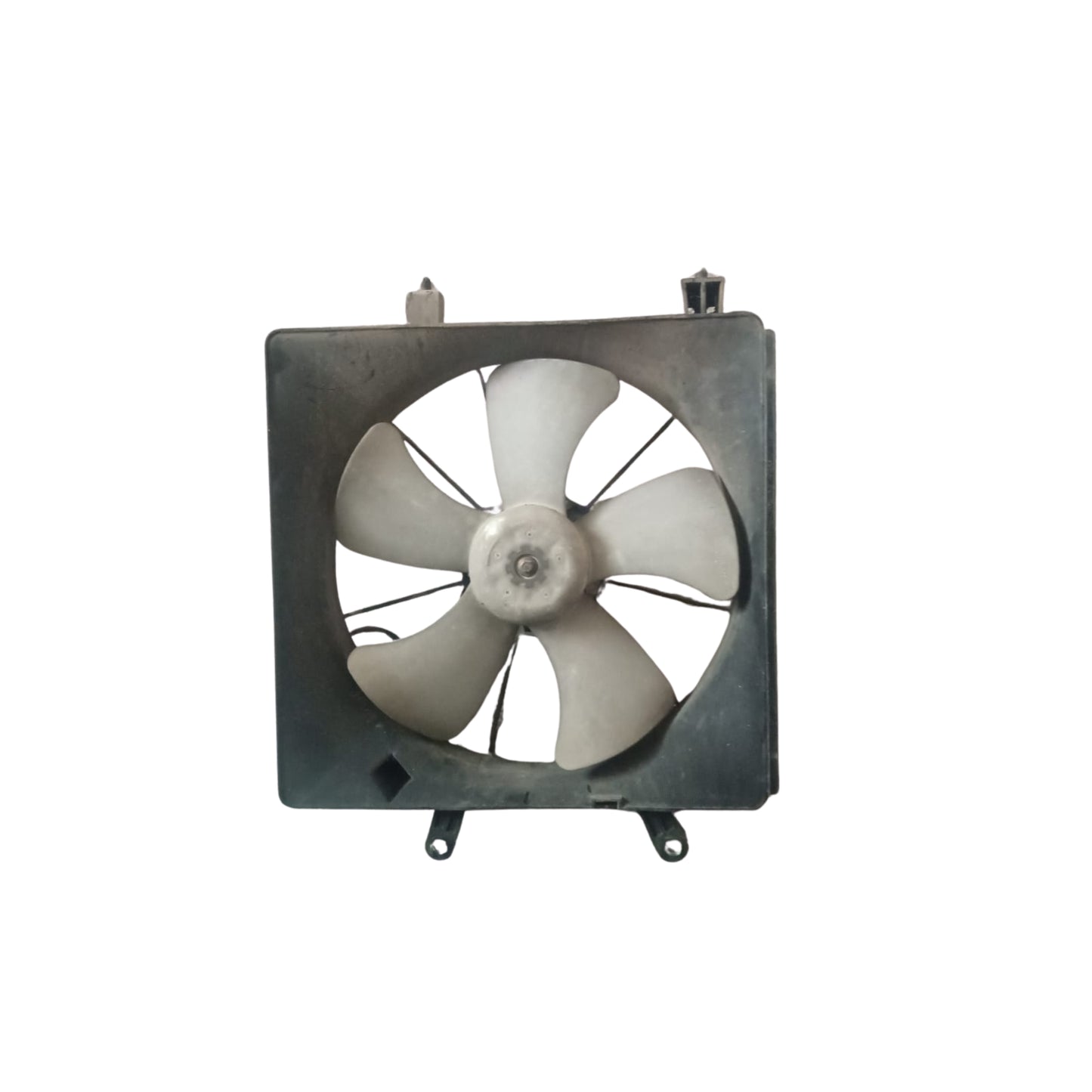 Ventilador de agua nuevo para Honda Civic, compatible con modelos del 2001 al 2005. Diseñado para mantener la temperatura ideal del motor y evitar el sobrecalentamiento, ofreciendo un flujo de aire constante y eficiente. Fabricado con materiales resistentes y duraderos, ideal para reemplazar ventiladores dañados o con bajo rendimiento.