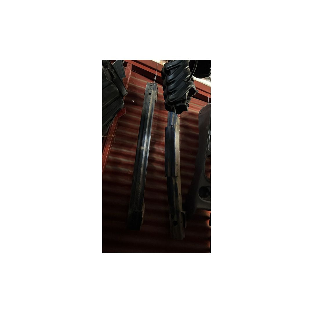 Alma de bumper usada original para Honda Civic 2001–2005, en excelente estado estructural y lista para instalar. Esta pieza proviene de vehículo de despiece y conserva la resistencia, forma y puntos de montaje originales de fábrica, asegurando un ajuste perfecto en la parte frontal del Civic.

Ideal para reemplazar almas dañadas por golpes o corrosión, recuperando la seguridad, rigidez y alineación correcta del sistema frontal del vehículo. No está reparada ni modificada, manteniendo su condición OEM para u