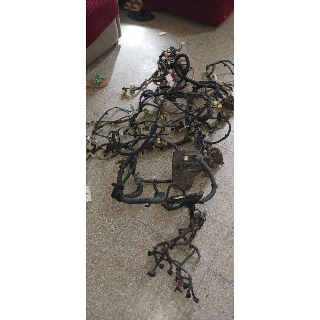 Arnés completo usado original para Honda Civic 2001–2005, perfecto para reemplazar instalaciones dañadas y restaurar todo el sistema eléctrico del vehículo. Pieza 100% original, completa y en buen estado, ideal para mantener la conectividad y funcionamiento correcto de luces, sensores y accesorios.

✔ Arnés completo
✔ Original Honda
✔ Listo para instalar
✔ Compatible con Civic 1.7 y variaciones de la generación 2001–2005

Entrega inmediata en Guatemala.

📲 WhatsApp 42853315