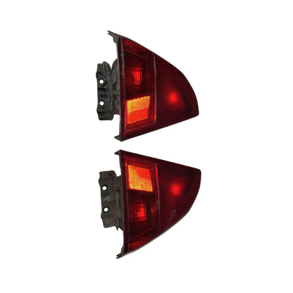 Par de stops usados originales para Honda Civic, compatibles con modelos del 2001 al 2005. Piezas en excelente estado, probadas y funcionales, conservan el diseño, iluminación y ajuste original del vehículo. Ideales para reemplazar stops dañados, quebrados o con filtraciones, manteniendo la estética y seguridad del Civic sin gastar de más.