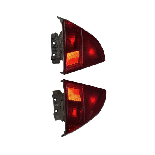Par de stops usados originales para Honda Civic, compatibles con modelos del 2001 al 2005. Piezas en excelente estado, probadas y funcionales, conservan el diseño, iluminación y ajuste original del vehículo. Ideales para reemplazar stops dañados, quebrados o con filtraciones, manteniendo la estética y seguridad del Civic sin gastar de más.