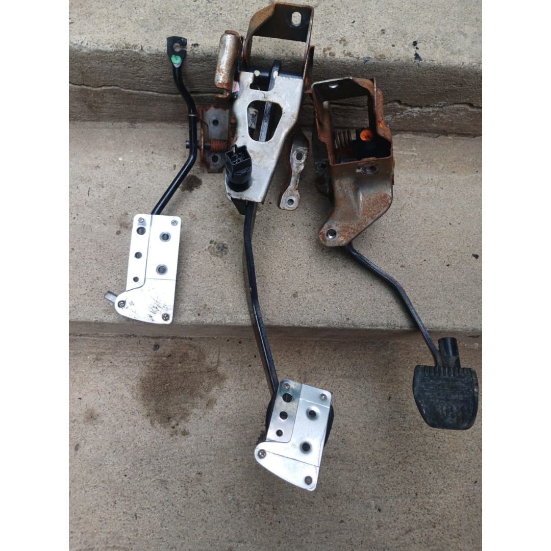 Pedales usado original para Honda Civic 2001–2005, en excelente estado y completamente funcionales. Ideal para reemplazo directo, manteniendo la sensación y calidad original del vehículo. Incluye el conjunto de pedales según versión (acelerador, freno y clutch según modelo).

✔ Pieza 100% original
✔ Excelente funcionamiento
✔ Ajuste perfecto para Civic 2001–2005
✔ Ideal para reparaciones y restauraciones

Disponible para entrega inmediata en Guatemala.

📲 WhatsApp 42853315