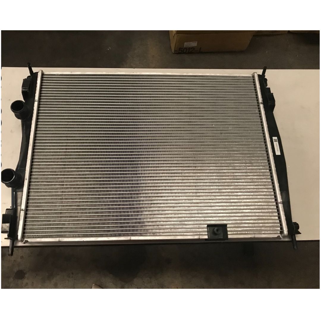 Radiador de agua nuevo y de alta eficiencia para Nissan Qashqai 2013, diseñado para mantener la temperatura ideal del motor y asegurar un rendimiento estable en todo tipo de clima. Fabricado con materiales resistentes tipo OEM, con núcleo de aluminio y tanques duraderos para una larga vida útil.

Ideal para reemplazar radiadores dañados, con fugas o sobrecalentamientos. Garantiza un ajuste perfecto con las conexiones y soportes originales del vehículo, sin necesidad de modificaciones.

En Crazy Motors ofrec